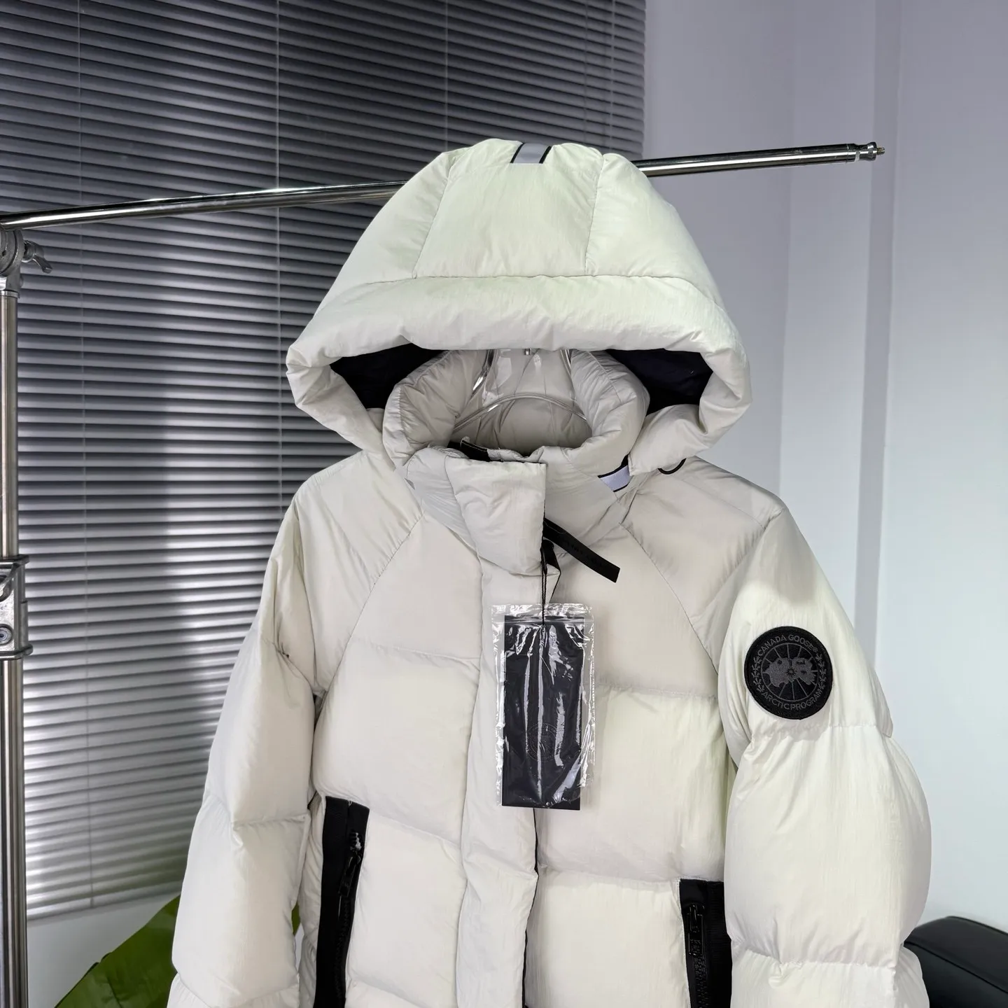 P800 Counter quality Highest quality 𝑪𝒂𝒏𝒂𝒅𝒂 𝑮𝒐𝒐𝒔𝒆Canada Goose Black Label Street Sewing Logo Short Down Jacket/Ouyang Nana Generation Unisex Product Color: Black, White 𝗦𝗶𝘇𝗲: 𝗫𝗦 𝗦 𝗠 𝗟 𝗫𝗟 𝗫𝗫𝗟